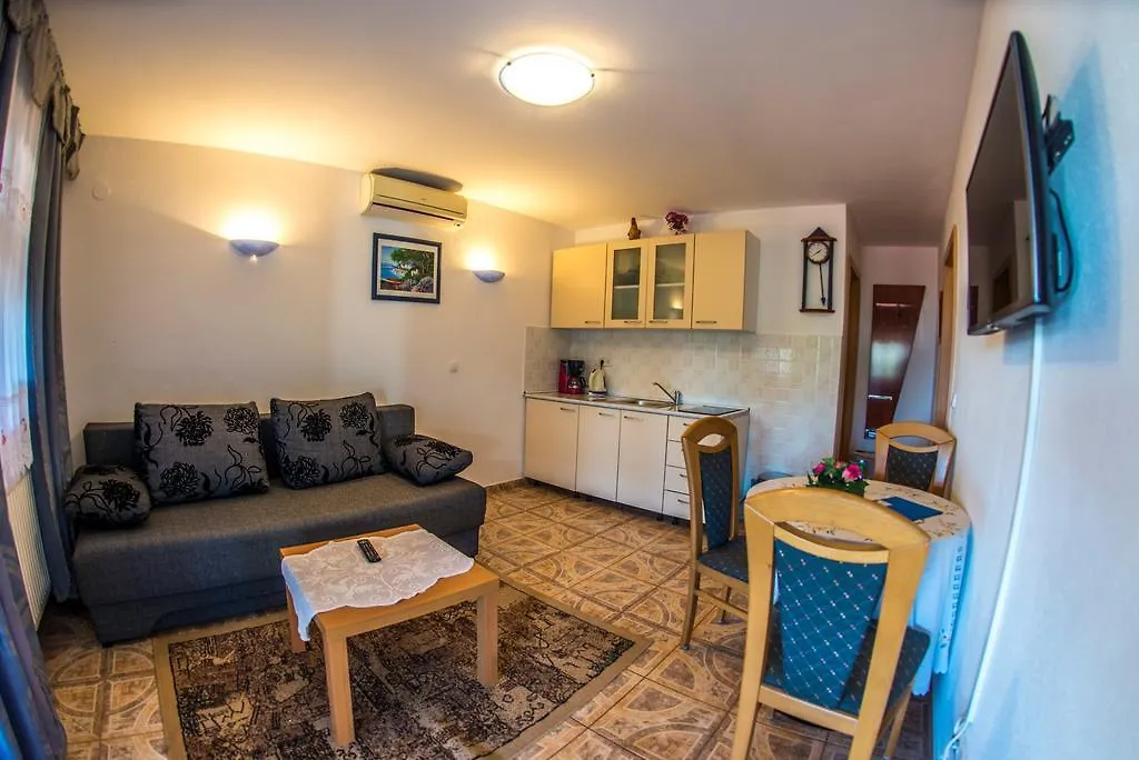 Apartments Anita Pula 4*,